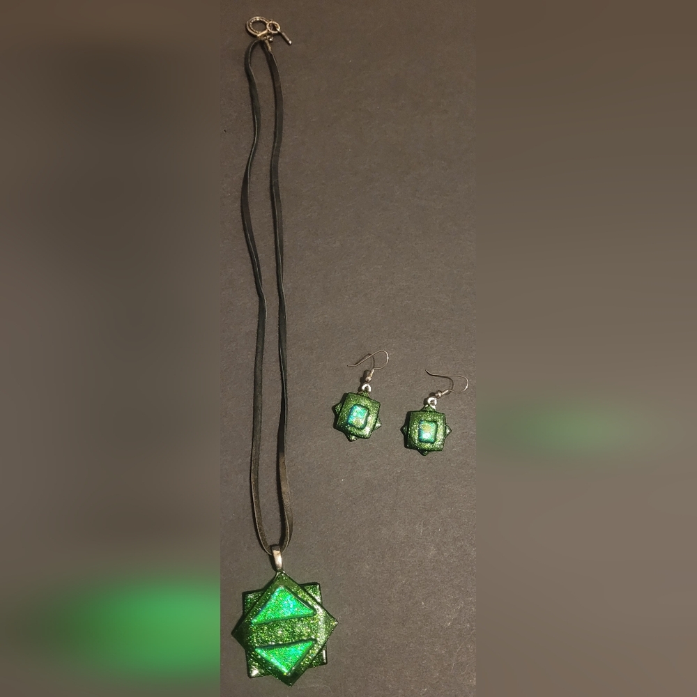 Emerald Green Glass Pendant And Earrings.
